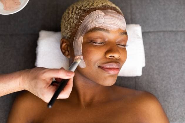 Creative Highlights Symbolbilder Hand of beautician giving facial to smiling african american woman with brush Hand of beautician giving facial to smiling african american woman with brush. Spa, relaxation, beauty and lifestyle concept., model released, , property released, , 28.09.2022, 3935124.jpg, people,hand,beautician,giving,facial,smiling,african american,woman,brush,spa,relaxation,beauty,lifestyle,concept,young,person,happy,adult,beautiful,salon,skin,cosmetic,attractive,skincare,care,portrait,wellness,cosmetology,face,therapy,healthy,body,massage,african,american Mature Adult,Woman,Female,White,Young Adult,Black