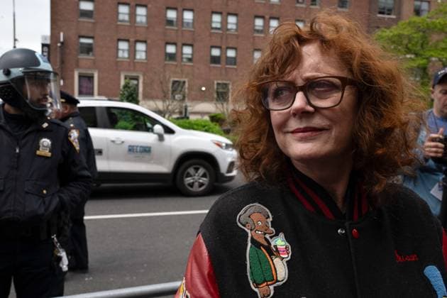 Bilder des Jahres 2024, Entertainment 04 April Entertainment Themen der Woche KW16 Entertainment Bilder des Tages April 19, 2024, New York, New York, USA: Actress SUSAN SARADON at the ongoing protest taking place outside the campus gates as despite over a hundred arrests the previous day, the student-led pro-Palestinian encampment at Columbia University has now relocated to a different quadrant of the lawn after the previous day s disbandment by the NYPD. New York USA - ZUMAb230 20240419_znp_b230_012 Copyright: xLauraxBrettx
