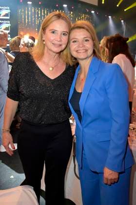 Annette Frier with sister Sabine Frier at the presentation of the 24 Radio Regenbogen Award 2024 in the Europa Park Arena Rust, 19 04 2024 Foto:xF.xKernx xFuturexImagex regenbogen_4589
