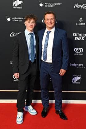 RADIO REGENBOGEN AWARD 2024 Matthias Reinschmidt with his son Felix on the occasion of the presentation of the media prize from Baden Württemberg Radio Regenbogen Award on 19 04 2024 at Europapark Rust 20240419MWI126889