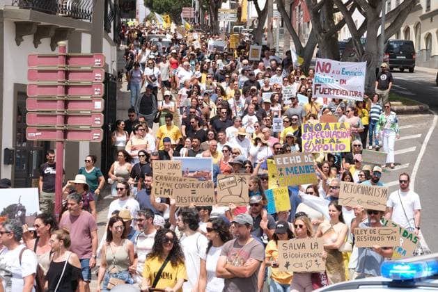 Demonstration against tourism model in Fuerteventura - Canary Islands Dozens of people protest during a demonstration against the tourism model on April 20, 2024, in Puerto del Rosario, Fuerteventura, Canary Islands (Spain). The eight Canary Islands unite today to protest against tourist overcrowding. This is the first joint demonstration in the history of the whole archipelago, is convened by twenty associations under the slogan Canary Islands has a limit . The demonstrators demand an eco-tax, a tourist moratorium and a better redistribution of income. In addition to the Canary Islands, the organization has called protests in other Spanish and European cities such as Granada, Barcelona, Madrid, Berlin and London. Photo by Europa Press ABA Copyright: xEuropaxPress ABACAx
