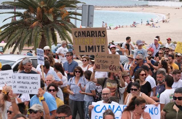 Demonstration against tourism model in Fuerteventura - Canary Islands Dozens of people protest during a demonstration against the tourism model on April 20, 2024, in Puerto del Rosario, Fuerteventura, Canary Islands (Spain). The eight Canary Islands unite today to protest against tourist overcrowding. This is the first joint demonstration in the history of the whole archipelago, is convened by twenty associations under the slogan Canary Islands has a limit . The demonstrators demand an eco-tax, a tourist moratorium and a better redistribution of income. In addition to the Canary Islands, the organization has called protests in other Spanish and European cities such as Granada, Barcelona, Madrid, Berlin and London. Photo by Europa Press ABA Copyright: xEuropaxPress ABACAx