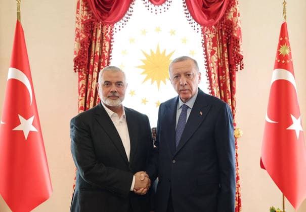 News Themen der Woche KW16 News Bilder des Tages Türkei, Präsident Recep Tayyio Erdogan trifft Hamas-Vertreter Ismail Hanija in Istanbul Turkish President Recep Tayyip Erdogan meets with the head of the Hamas Political Bureau, Ismail Haniyeh Turkish President Recep Tayyip Erdogan meets with the head of the Hamas Political Bureau, Ismail Haniyeh, in the Office of the Presidency of the Republic at Dolmabahce Palace in Istanbul, Turkey, on April 20, 2024. Photo by Turkish presidency apaimages Istanbul Istanbul Turkey 240424_Turkey_TPO_001 Copyright: xapaimagesxTurkishxpresidencyx xapaimagesx