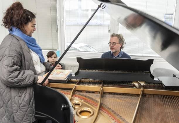 Open Day at the Oberhausen Music School FOR EDITORIAL PURPOSES ONLY EDITORIAL USE ONLY p Robert Weinsheimer tells interested parties about the piano at the Open Day at the Oberhausen Music School on Saturday, April 20, 2024 Oberhausen Copyright OliverxMengedoht Copyright: OliverxMengedoht doc7v325gnelts1n5m002oo ,EDITORIAL USE ONLY Copyright: OliverxMengedoht