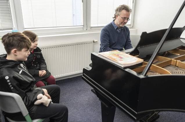 Open Day at the Oberhausen Music School FOR EDITORIAL PURPOSES ONLY EDITORIAL USE ONLY p Robert Weinsheimer tells interested parties about the piano at the Open Day at the Oberhausen Music School on Saturday, April 20, 2024 Oberhausen Copyright OliverxMengedoht Copyright: OliverxMengedoht doc7v325gos32pyisiyel1 ,EDITORIAL USE ONLY Copyright: OliverxMengedoht