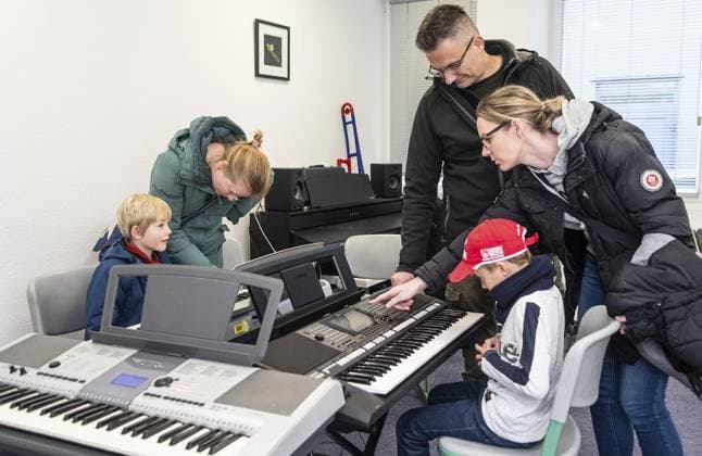 Open Day at the Oberhausen Music School FOR EDITORIAL PURPOSES ONLY EDITORIAL USE ONLY p Visitors at the Open Day at the Oberhausen Music School on Saturday, April 20, 2024 Oberhausen Copyright OliverxMengedoht Copyright: OliverxMengedoht doc7v325j34tr9hqqf4fay ,EDITORIAL USE ONLY Copyright: OliverxMengedoht