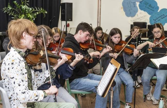 Open Day at the Oberhausen Music School FOR EDITORIAL PURPOSES ONLY EDITORIAL USE ONLY p The orchestra at the Open Day at the Oberhausen Music School on Saturday, April 20, 2024 Oberhausen Copyright OliverxMengedoht Copyright: OliverxMengedoht doc7v325jfdsty57zeoir3 ,EDITORIAL USE ONLY Copyright: OliverxMengedoht