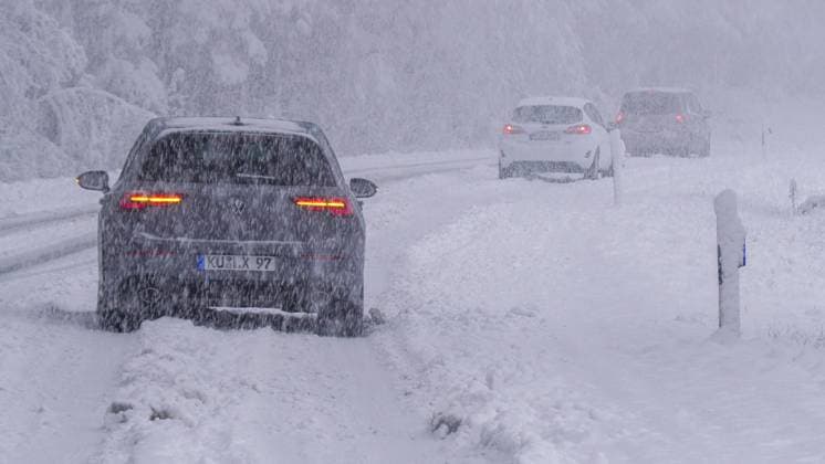 News Themen der Woche KW16 News Bilder des Tages Mit diesen extremen Schneefällen keiner mehr gerechnet. Ein Schneetief sorgte am Sonntagmorgen und Sonntagvormittag für ein massives Schneechaos in Oberfranken. In wenigen Stunden fielen mehr als 25 cm Neuschnee - mehr als im gesamten Winter. Die Folge waren spürbar. Der Winterdienst war völlig überrascht und schaffte es nicht die Straßen zu beräumen. Auf der B 22 bei Erbendorf ging für Autofahrer stundenlang nix mehr. Sie saßen in ihren Fahrzeugen fest. Selbst mit Winterreifen ging es nicht mehr voran. Einige Autofahrer waren verzweifelt, hatten noch 600 Km Autofahrt vor sich (on tape). Viele Straßen waren zudem wegen Schneebruch blockiert. Viele Bäume tragen schon Blätter und knickten um. Die Feuerwehren waren im Dauereinsatz.