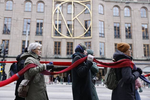 Bilder des Jahres 2024, News 04 April News Themen der Woche KW16 News Bilder des Tages STOCKHOLM 20240421 Rebellmammorna manifesterar för 1,5 graders-gränsen med att sla en ring runt riksdagen med 4,2 km röda halsdukar den 21 april som är Sveriges sa kallade Overshoot Day (Den ekologiska skuldens dag). Aktionen, som arrangeras av Extinction Rebellion Sverige, tagar genom stan fran Sergels torg mot riksdagen. STOCKHOLM Sverige x12150x *** STOCKHOLM 20240421 The Rebel Mothers demonstrate for the 1.5 degree limit by wrapping 4.2 km of red scarves around the Swedish Parliament on April 21, which is Swedens so-called Overshoot Day The action, organized by Extinction Rebellion Sweden, takes through the city from Sergels torg towards the Parliament STOCKHOLM Sweden x12150x  Copyright: xCaisaxRasmussen TTx MANIFESTATION OVERSHOOT DAY SAr6nYDsAQA