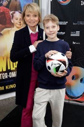 Bilder des Jahres 2024, Entertainment 04 April Entertainment Themen der Woche KW16 Entertainment Bilder des Tages Uschi Glas und Lucas Herzog bei der Premiere des Kinofilms Max und die Wilde 7: Die Geister-Oma auf dem Lichter Filmfest Frankfurt International im Eldorado Filmtheater. Frankfurt., 21.04.2024 *** Uschi Glas and Lucas Herzog at the premiere of the movie Max und die Wilde 7 Die Geister Oma at the Lichter Filmfest Frankfurt International at the Eldorado Filmtheater Frankfurt , 21 04 2024 Foto:xP.xBackx xFuturexImagex max_4409
