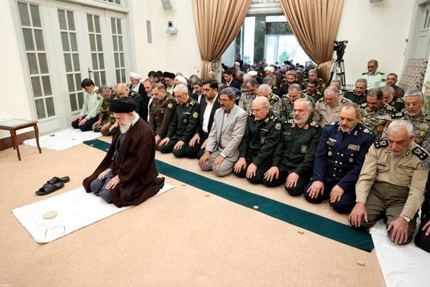News Themen der Woche KW16 News Bilder des Tages April 21, 2024, Tehran, Iran: Iranian Supreme Leader Ayatollah ALI KHAMENEI (C-L) leads prayer after a meeting with commanders of the armed forces of Iran in Tehran. This month s unprecedented direct attacks between Iran and Israel are revealing more profound insights into both militaries. Experts say Friday s apparent precision strike by Israel deep into Iran demonstrated Israel s military dominance on almost all fronts. Tehran Iran - ZUMAi98_ 20240421_zih_i98_015 Copyright: xIranianxSupremexLeader SxOfficex