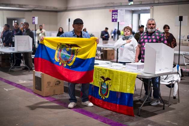 News Themen der Woche KW16 News Bilder des Tages April 21, 2024, Madrid, Spain: Table delegates with an Ecuadorian flag sing the national anthem at the IFEMA fairgrounds in Madrid, during the referendum day in Ecuador. The Ecuadorian community registered in Madrid exceeds 60,000 and can exercise their right to vote for people from abroad, in the referendum proposed by President Daniel Noboa in the face of growing violence in Ecuador. Madrid Spain - ZUMAs197 20240421_aaa_s197_004 Copyright: xLuisxSotox