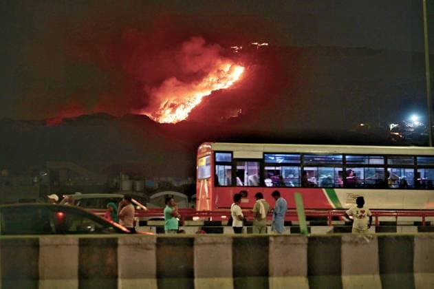 News Themen der Woche KW16 News Bilder des Tages NEW DELHI, INDIA - APRIL 21: A significant fire erupted at the Ghazipur landfill site in east Delhi on Sunday evening, on April 21, 2024 in New Delhi, India. The Delhi Fire Services (DFS) received a call on the fire at 5:22 pm and two fire tenders were dispatched to the scene. Efforts are currently underway to extinguish the flames. (Photo by Vipin Kumar Hindustan Times ) Massive Fire Breaks Out At Ghazipur Landfill Site In Delhi, Smoke Engulfs Region