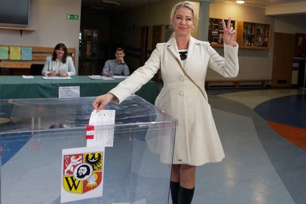News Themen der Woche KW16 News Bilder des Tages April 21, 2024, Wroclaw, Wroclaw, Poland: The second round of local government elections took place in Wroclaw. Jacek Sutryk, the current mayor of the city, competed with Izabela Bodnar from Trzecia Droga for the president s seat. The IPSOS poll indicated Sutryk s victory, with 68.7 percent. votes, while Bodnar received support of 32.2 percent. In Pic: Izabela Bodnar Wroclaw Poland - ZUMAz123 20240421_zip_z123_038 Copyright: xKrzysztofxZatyckix