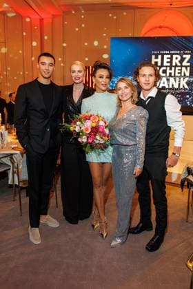 Gala Felix Burda Award Diego Pooth, Franziska Knuppe, Verona Pooth, Tina Ruland and Jahvis Rahmoune at the Felix Burda Award Gala at the Hotel Adlon Kempinskil on 21 04 2024 in Berlin Copyright: xEventpressxKochanx