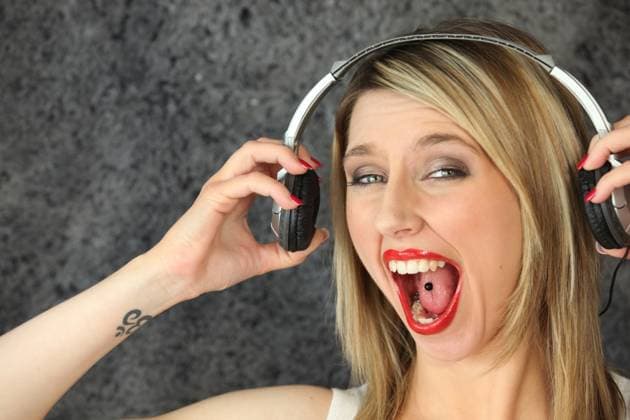 RECORD DATE NOT STATED Woman having fun singing loudly ,model released, Symbolfoto