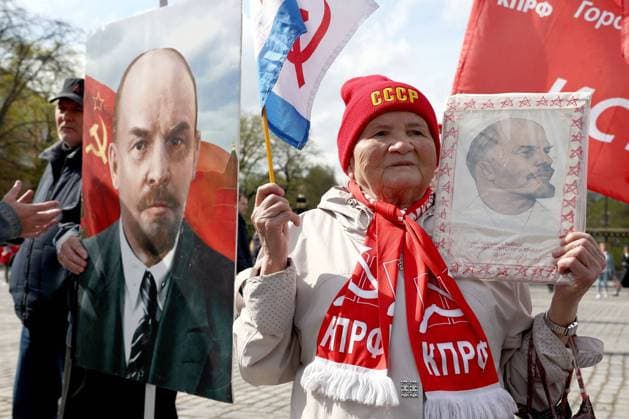News Themen der Woche KW17 News Bilder des Tages RUSSIA, MOSCOW - APRIL 22, 2024: Russian Communist Party supporters hold portraits of Russian revolutionary Vladimir Lenin ahead of a ceremony to lay wreaths and flowers at Lenin s Mausoleum in Moscow s Red Square to mark Lenin s 154th birth anniversary. Sergei Bulkin TASS  69332072