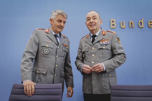 News Themen der Woche KW17 News Bilder des Tages (R-L) General Carsten Breuer, Generalinspekteur der Bundeswehr, und Generalleutnant Alexander Sollfrank, Kommandeur des Joint Support and Enabling Command (JSEC), aufgenommen im Rahmen einer Bundespressekonferenz zur Militaeruebung Quadriga in Berlin, 22.04.2024. Berlin Deutschland *** R L General Carsten Breuer, Inspector General of the German Armed Forces, and Lieutenant General Alexander Sollfrank, Commander of the Joint Support and Enabling Command JSEC , taken during a federal press conference on the Quadriga military exercise in Berlin, 22 04 2024 Berlin Germany Copyright: xFlorianxGaertnerxphotothek.dex