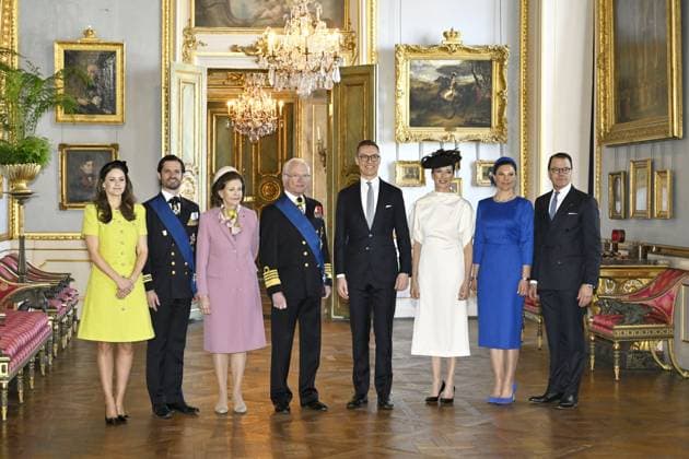 Bilder des Jahres 2024, Entertainment 04 April Entertainment Themen der Woche KW17 Entertainment Bilder des Tages (L-R) Princess Sofia and Prince Carl Philip of Sweden, Queen Silvia of Sweden and King Carl XVI Gustaf of Sweden, President of Finland Alexander Stubb and Mrs. Suzanne Innes-Stubb, Crown Princess Victoria and Prince Daniel of Sweden pose for a group photo during an official welcoming ceremony at the Royal Palace in Stockholm on April 23, 2024. President Alexander Stubb pays a two-day state visit to Sweden. Stockholm Sweden  Copyright: xHeikkixSaukkomaax LKFTJK20240423115213DKSX