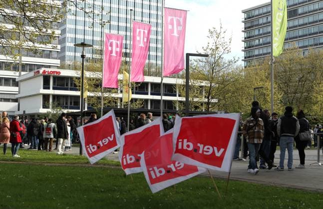Streik von Beschäftigten und Auszubildenden und dual Studierenden bei der Deutschen Telekom vor der Hamburg-Zentrale des Unternehmens am Überseering 2 in der City Nord. Aufgerufen dazu hatte die Vereinte Dienstleistungsgewerkschaft. Ver.di fordert eine Entgeltsteigerung von zwölf Prozent, mindestens aber um 400 Euro pro Monat, bei einer Laufzeit des Tarifvertrags von zwölf Monaten. Die Ausbildungsvergütungen sowie die Entgelte der dual Studierenden sollen um monatlich 185 Euro erhöht werden. Winterhude Hamburg *** Strike by employees, trainees and dual students at Deutsche Telekom in front of the companys Hamburg headquarters at Überseering 2 in City Nord Called by the United Services Union Ver di, the strike demands a pay rise of t