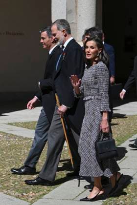 Spain s King Felipe VI (C), Queen Letizia (R) and Prime Minister Pero Sanchez (L) arrive to attend the 2023 Cervantes Award held in Alcala de Henares, Madrid, Spain, 23 April 2024. Spanish writer Luis Mateo Diez has been awarded with the 2023 Cervantes Award. 2023 Cervantes Award !ACHTUNG: NUR REDAKTIONELLE NUTZUNG!  Copyright: xBallesterosx GRAF5412 20240423-55013400752_1