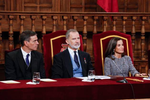 Spain s King Felipe VI (C), Queen Letizia (R) and Prime Minister Pero Sanchez (L) attend the 2023 Cervantes Award held in Alcala de Henares, Madrid, Spain, 23 April 2024. Spanish writer Luis Mateo Diez has been awarded with the 2023 Cervantes Award. 2023 Cervantes Award !ACHTUNG: NUR REDAKTIONELLE NUTZUNG!  Copyright: xBallesterosx GRAF5437 20240423-55013400898_1
