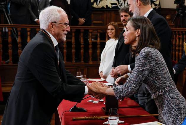 Entertainment Bilder des Tages Spain s King Felipe VI (R, back) and Queen Letizia (R, foreground) greet writer Luis Mateo Diez (L) as they hand him in the 2023 Cervantes Award held in Alcala de Henares, Madrid, Spain, 23 April 2024. Spanish writer Luis Mateo Diez has been awarded with the 2023 Cervantes Award. 2023 Cervantes Award !ACHTUNG: NUR REDAKTIONELLE NUTZUNG!  Copyright: xBallesterosx GRAF5467 20240423-55013401016_1
