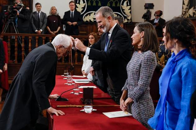 Spain s King Felipe VI (3R) and Queen Letizia (2R) hand in the Cervantes Award to writer Luis Mateo Diez (L) during the awarding ceremony held in Alcala de Henares, Madrid, Spain, 23 April 2024. Spanish writer Luis Mateo Diez has been awarded with the 2023 Cervantes Award. 2023 Cervantes Award !ACHTUNG: NUR REDAKTIONELLE NUTZUNG!  Copyright: xBallesterosx GRAF5475 20240423-55013401025_1