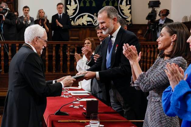 Entertainment Bilder des Tages Spain s King Felipe VI (2R) and Queen Letizia (R) hand in the Cervantes Award to writer Luis Mateo Diez (L) during the awarding ceremony held in Alcala de Henares, Madrid, Spain, 23 April 2024. Spanish writer Luis Mateo Diez has been awarded with the 2023 Cervantes Award. 2023 Cervantes Award !ACHTUNG: NUR REDAKTIONELLE NUTZUNG!  Copyright: xBallesterosx GRAF5469 20240423-55013401030_1