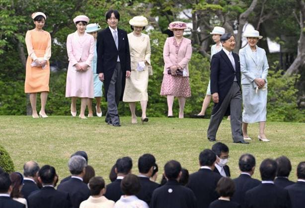Bilder des Jahres 2024, Entertainment 04 April Entertainment Themen der Woche KW17 Entertainment Bilder des Tages Japanese imperial garden party Japanese Emperor Naruhito (R), Empress Masako (far R) and other imperial family members attend a spring imperial garden party at the Akasaka Imperial Gardens in Tokyo on April 23, 2024.  A14AA0002744200P