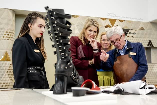 Bilder des Jahres 2024, Entertainment 04 April Entertainment Themen der Woche KW17 Entertainment Bilder des Tages WAALWIJK - Queen Maxima during her visit to the Schoenenkwartier museum. ANP ROBIN VAN LONKHUIJSEN netherlands out - belgium out  Copyright: xx x496733403x originalFilename: 496733403.jpg