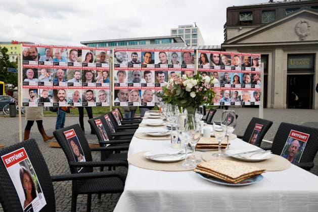 Bilder des Jahres 2024, News 04 April News Themen der Woche KW17 News Bilder des Tages Protest-Aktion von Familien der von der Hamas verschleppten Geiseln zum Pessach-Fest. 133 leere Stühle sollen für die Menschen stehen, die das wichtige jüdische Fest nicht mit ihren Familien feiern können. Wittenbergplatz, Berlin am 23.04,24 Prostestaktion für die von Hamas entführten Geiseln in Berlin *** Protest action by families of hostages abducted by Hamas for Passover 133 empty chairs to stand for the people who cannot celebrate the important Jewish festival with their families Wittenbergplatz, Berlin on 23 04,24 Protest action for the hostages abducted by Hamas in Berlin