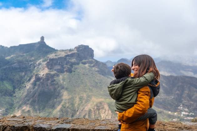  A mother with her son looking at Roque Nublo from a viewpoint. Gran Canaria, Spain, Europe *** a Mother With her Son Looking AT Roque Nublo from a Viewpoint Gran Canaria, Spain, Europe Copyright: imageBROKER/UnaixHuizi ibxuhu10454554.jpg ,model released, Symbolfoto ,property released