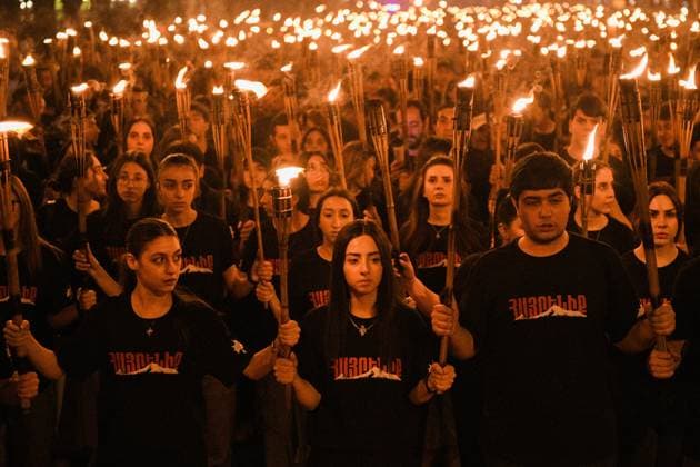 Bilder des Jahres 2024, News 04 April News Themen der Woche KW17 News Bilder des Tages RUSSIA, YEREVAN - APRIL 23, 2024: People holding torches take part in a procession on the eve of Armenian Genocide Remembrance Day to commemorate the 109th anniversary of the Armenian genocide of 1915. Alexander Patrin TASS  69366085