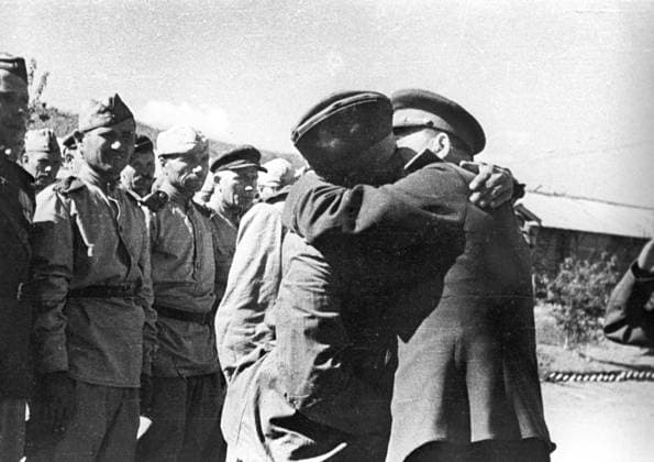 Archivbilder der Woche KW17 Divisional commander thanking soldier 830824 16.08.1945 1945. The Red Army s First Far Eastern Front. Major General Nikolai Kalinin, Commander of the 159th Red Army Division, thanking Hero of the Soviet Union and Senior Sergeant Mingaz Khairutdinov. Reproduction of photo. Alexander Stanovov Sputnik Mudantzyan China  Copyright: xAlexanderxStanovovx