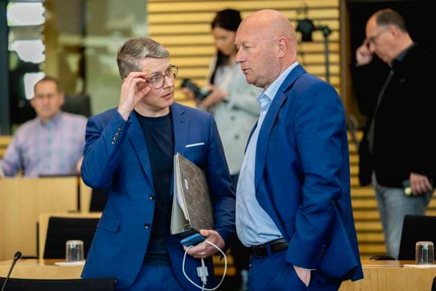 132. PLENARSITZUNG IM THÜRINGER LANDTAG 24 04 2024 - Erfurt: Robert-Martin Montag (FDP) im Gespräch mit Thomas L. Kemmerich (FDP). Die 132. Plenarsitzung des Thüringer Landtags am 24. April 2024. _________________ *** 132 PLENARY SESSION IN THE THURINGIAN STATE PARLIAMENT 24 04 2024 Erfurt Robert Martin Montag FDP in conversation with Thomas L Kemmerich FDP The 132 plenary session of the Thuringian State Parliament on April 24, 2024