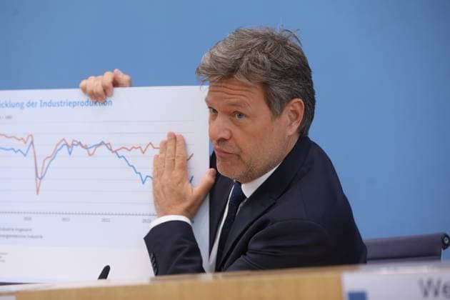 News Themen der Woche KW17 News Bilder des Tages Berlin, Deutschland, 24.04.2024: Bundespressekonferenz: Vorstellung der Frühjahresprojektion der Bundesregierung 2024: Wirtschaftsminister Robert Habeck, Grüne, bei der Vorstellung der Frühjahrsprognose der Bundesregierung 2024 *** Berlin, Germany, 24 04 2024 Federal Press Conference Presentation of the Federal Governments Spring Forecast 2024 Minister of Economic Affairs Robert Habeck, Greens, at the presentation of the Federal Governments Spring Forecast 2024 Copyright: xdtsxNachrichtenagenturx dts_34915