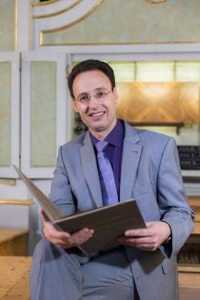 Samuel Kummer Der ehemalig Frauenkirchorganist Samuel Kummer. Nach Streitigkeiten mit seinem Arbeitgeber wurde ihm seitens der Frauenkirche gekündigt. Ein Versuch dagegen vor Gericht vorzugehen, hatte keinen Erfolg. Am 23.04.2024 brach der Musiker plötzlich zumamen und verstarb. Dresden Sachsen Deutschland *** Samuel Kummer The former Frauenkirche organist Samuel Kummer was dismissed by the Frauenkirche after disputes with his employer An attempt to take legal action against this was unsuccessful On 23 April 2024, the musician suddenly collapsed and died Dresden Saxony Germany