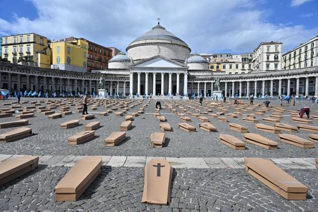 Bilder des Jahres 2024, News 04 April News Themen der Woche KW17 News Bilder des Tages Italien, 500 Särge auf Piazza del Plebiscito der Kampagne Null Todesfälle am Arbeitsplatz in Neapel Foto IPP Felice De Martino Napoli 24 04 2024 Piazza del Plebiscito come un cimitero: 500 bare contro le morti sul lavoro. Iniziativa della Uil per la campagna Zero morti sul Lavoro. Italy Photo Press World Copyright *** Photo IPP Felice De Martino Napoli 24 04 2024 Piazza del Plebiscito like a cemetery 500 coffins against deaths at work Uil initiative for the Zero deaths at work campaign Italy Photo Press World 