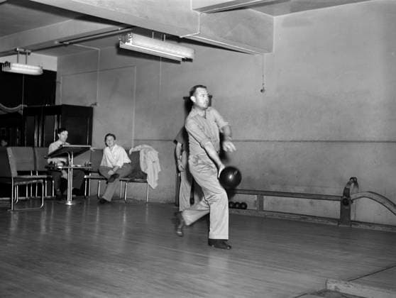 Man bowling at bowling alley, New York City, New York, USA, Marjory Collins, U.S. Office of War Information, August 1942  Copyright: xCircaxImagesx ghi-circa12466