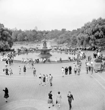 Crowd at Bethesda Fountain, Central Park, New York City, New York, USA, Marjory Collins, U.S. Office of War Information,  Copyright: xCircaxImagesx ghi-circa12476