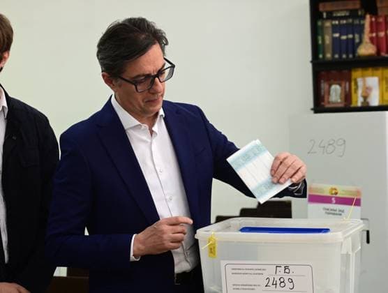 News Themen der Woche KW17 News Bilder des Tages Wahl in Nordmazedonien, Stimmabgabe Stevo Pendarovskipresidential candidate supported by Social Democratic Union of Macedonia (SDSM) casts his ballot during the first round of the presidential elections, at a polling station in Skopje, North Macedonia, 24 April 2024. IMAGO PETR STOJANOVSKI