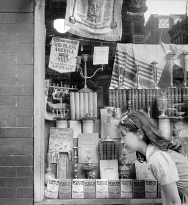 Young girl looking in window of Jewish shop, Broome Street, New York City, New York, USA, Marjory Collins, U.S. Office of War Information,  Copyright: xCircaxImagesx ghi-circa12493