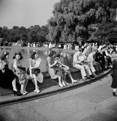 Group of people sitting around Mall Fountain, Central Park, New York City, New York, USA, Marjory Collins, U.S. Office of War Information, September 1942  Copyright: xCircaxImagesx ghi-circa12497