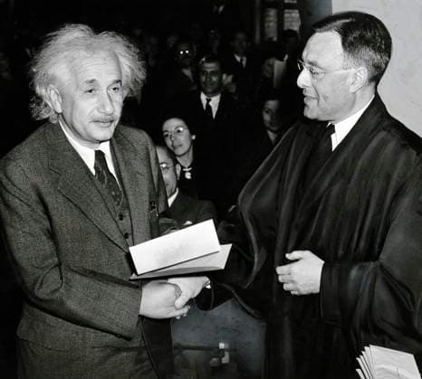 Archivbilder der Woche KW17 Albert Einstein receiving his certificate of American citizenship from Judge Phillip Forman, Trenton, New Jersey, USA, Al Aumuller, New York World-Telegram and the Sun Newspaper Photograph Collection, October 1, 1940  Copyright: xCircaxImagesx ghi-circa12506