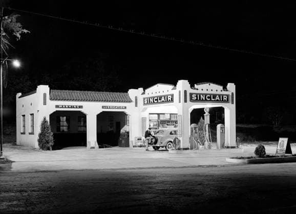 Archivbilder der Woche KW17 Oil and gasoline service station at night, San Augustine, Texas, USA, Russell Lee, U.S. Farm Security Administration, April 1939  Copyright: xCircaxImagesx ghi-circa12547
