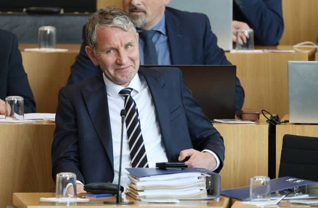 Plenum Thueringer Landtag 24.04.2024, Erfurt, Thueringer Landtag, Plenarsaal, 132. Plenarsitzung Sondersitzung, 1.Beratung zum Thueringer Coronamaßnahmen-Unrechtsbereinigungsgesetz Gesetzentwurf der Fraktion der AfD im Bild: Fraktionsvorsitzender Bjoern Hoecke (AfD) *** Plenary session Thuringian state parliament 24 04 2024, Erfurt, Thuringian state parliament, plenary hall, 132 Plenary session Special session, 1 Consultation on the Thuringian Corona Measures Unjustification Act Draft law of the AfD parliamentary group in the picture Parliamentary group leader Bjoern Hoecke AfD