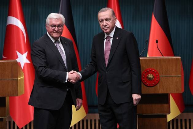 Bilder des Jahres 2024, News 04 April News Themen der Woche KW17 Türkei, Recep Tayyip Erdogan und Frank-Walter Steinmeier Pressekonferenz in Ankara (240424) -- ANKARA, April 24, 2024 -- Turkish President Recep Tayyip Erdogan (R) shakes hands with German President Frank-Walter Steinmeier at a joint press conference in Ankara, T¨¹rkiye, on April 24, 2024. Turkish President Recep Tayyip Erdogan on Wednesday called for greater cooperation between T¨¹rkiye and Germany in the defense industry. (Photo by Xinhua) T?RKIYE-ANKARA-PRESIDENT-GERMANY-PRESIDENT-MEETING MustafaxKaya 