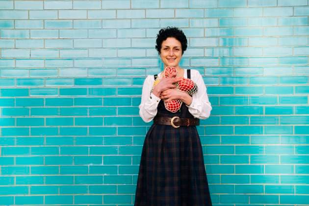 Creative Highlights Symbolbilder Smiling woman holding groceries and standing in front of wall model released, Symbolfoto, AMWF02154