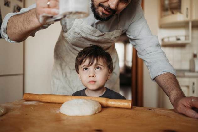 Creative Highlights Symbolbilder Father and son kneading dough in kitchen at home model released, Symbolfoto property released, ANAF02850